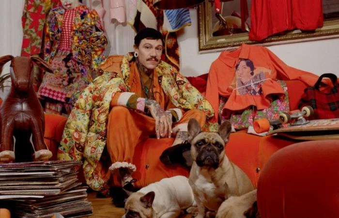 Adrian Appiolaza es el nuevo director creativo de Moschino Adrian Appiolaza es el nuevo director creativo de Moschino